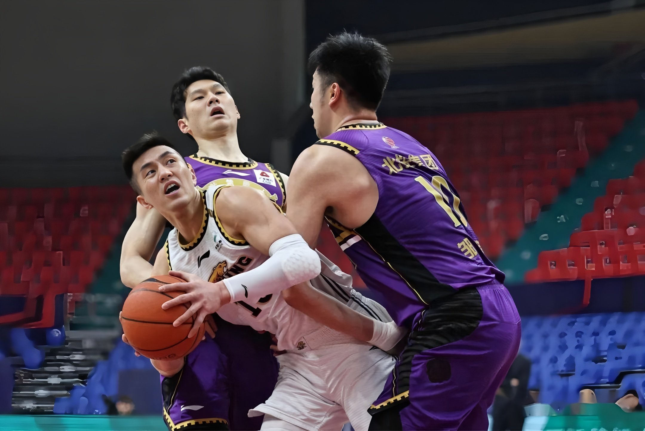 辽宁本钢迎来里程碑备战国王杯今晨上海海港篮板制胜，辽宁本钢回应争议备战法国杯瞬间刷屏